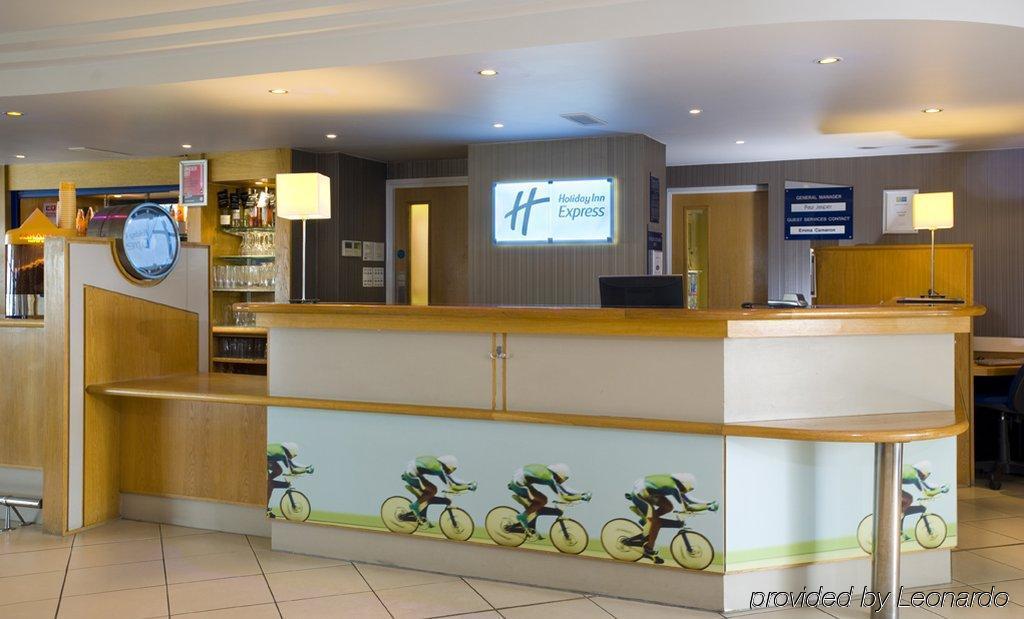 Holiday Inn Express London Luton Airport, An Ihg Hotel Интерьер фото