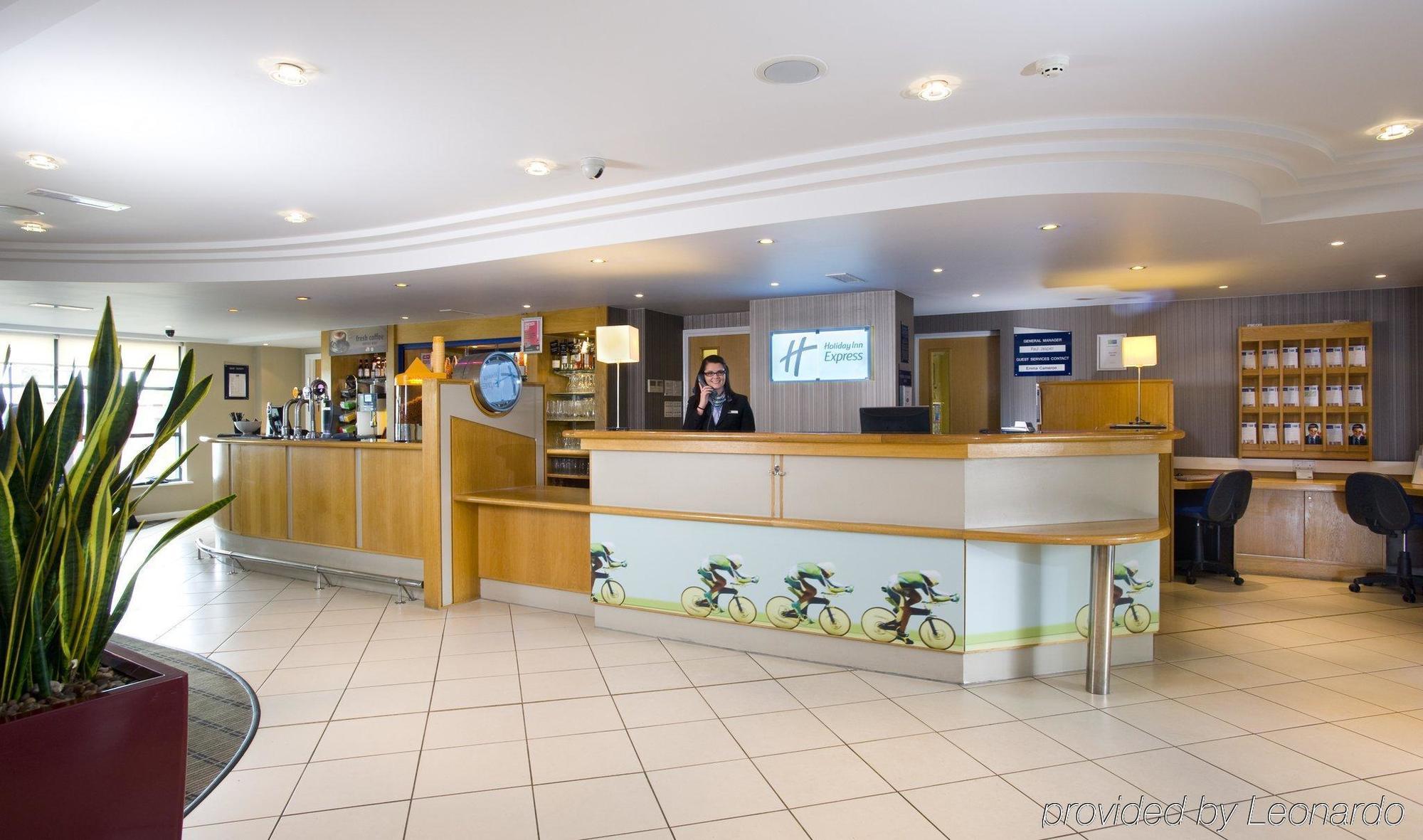 Holiday Inn Express London Luton Airport, An Ihg Hotel Экстерьер фото