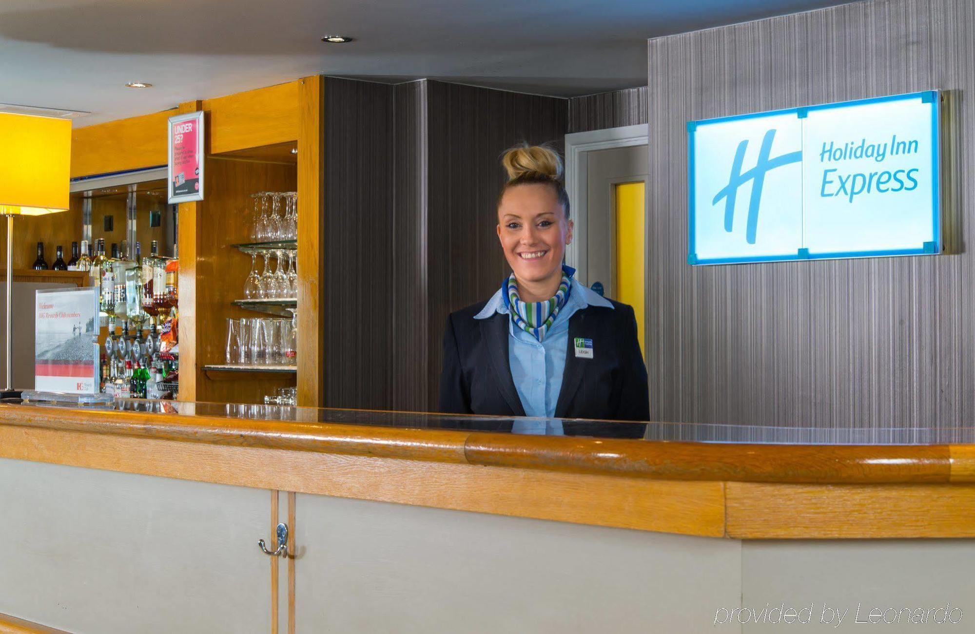 Holiday Inn Express London Luton Airport, An Ihg Hotel Экстерьер фото